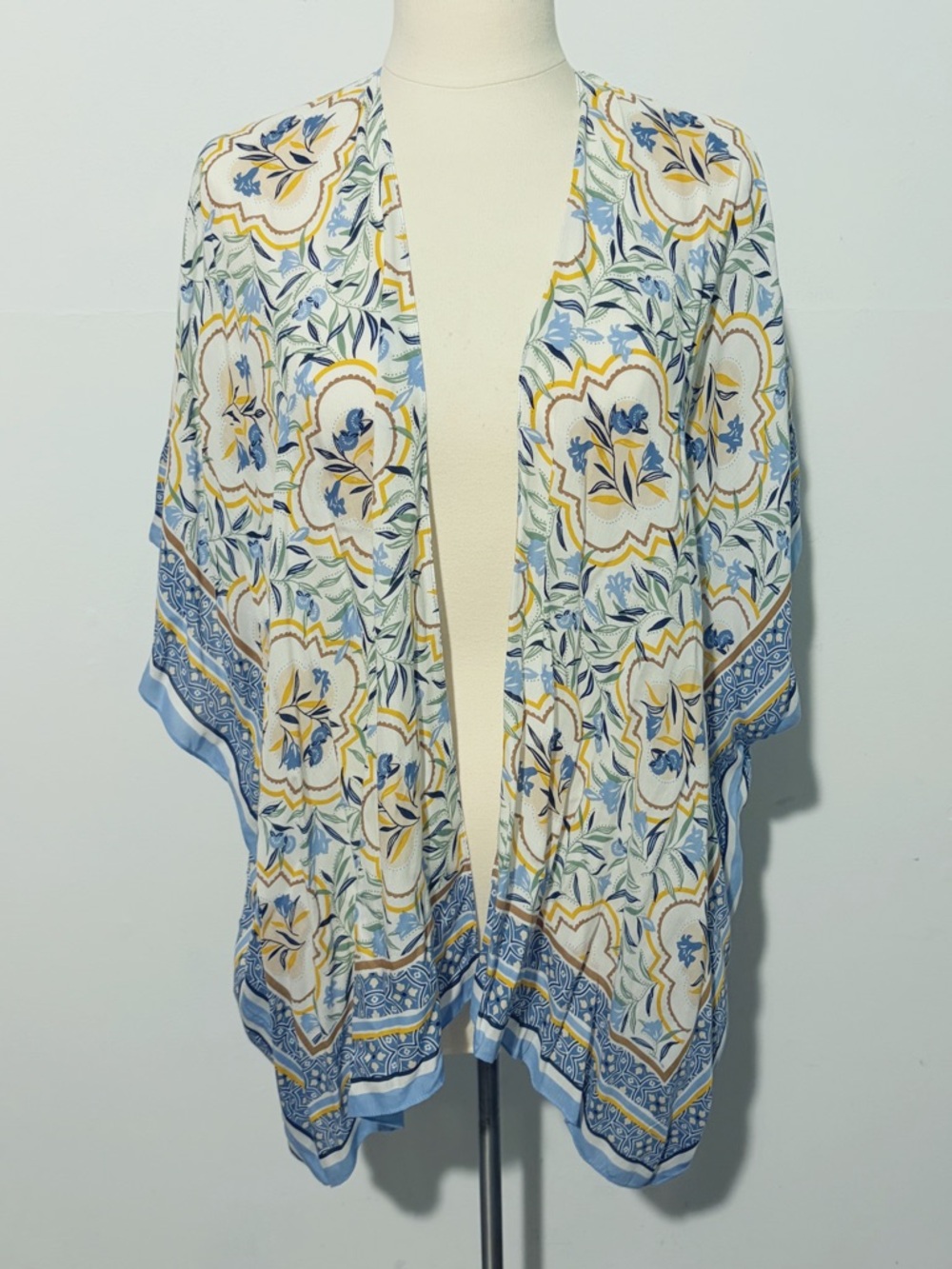 Ann Taylor Soft Floral-Print Kimono in Blue and Yellow Quatrefoil Pattern